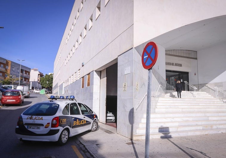 Ordenan el alejamiento recíproco de una pareja tras agredirse mutuamente en Motril